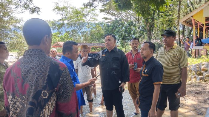 Salim Fakhry-dr Heri Al Hilal, pasangan No. 1, Cabup dan Cawabup Agara saat sedang mengunjungi lokasi banjir. Waspada/Seh Muhammad Amin