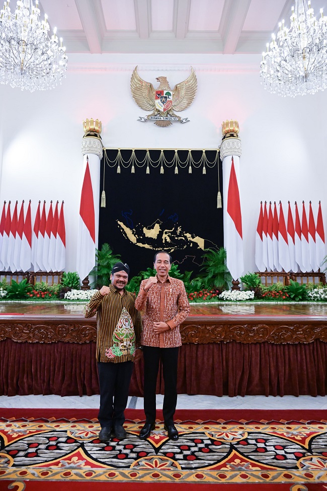 Muhamad Harapan Harahap saat berfoto bersama dengan Presiden Jokowi di Istana Negara. (Waspada/ist).