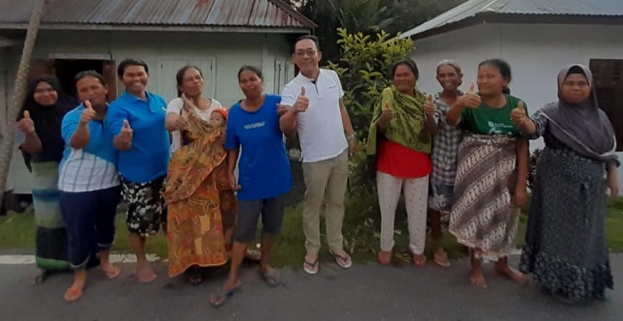 Cabup Tapsel No.1 Gus Irawan Pasaribu bersama ibu-ibu di Damparan, Kecamatan Saipar Dolok Hole. (Waspada/Ist)