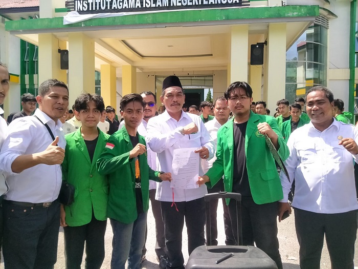 Rektor Institut Agama Islam Negeri (IAIN) Langsa, Prof. Dr. Ismail Fahmi Arrauf Nasution, MA saat menemui mahasiswa saat aksi demo menuntut pemberhentian Dekan Fakultas Ushuluddin, Adab dan Dakwah (FUAD), Dr. Mawardi Siregar, MA di halaman Gedung Biro Rektorat IAIN, Senin (14/10). Waspada/dede