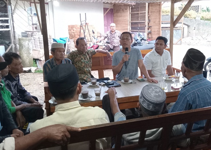 Cabup Tapsel No.1 Gus Irawan Pasaribu dan mantan Bupati Tapsel Syahrul Pasaribu, MANGOPI bersama warga Desa Pargarutan Julu. (Waspada/Sukri Falah Harahap)