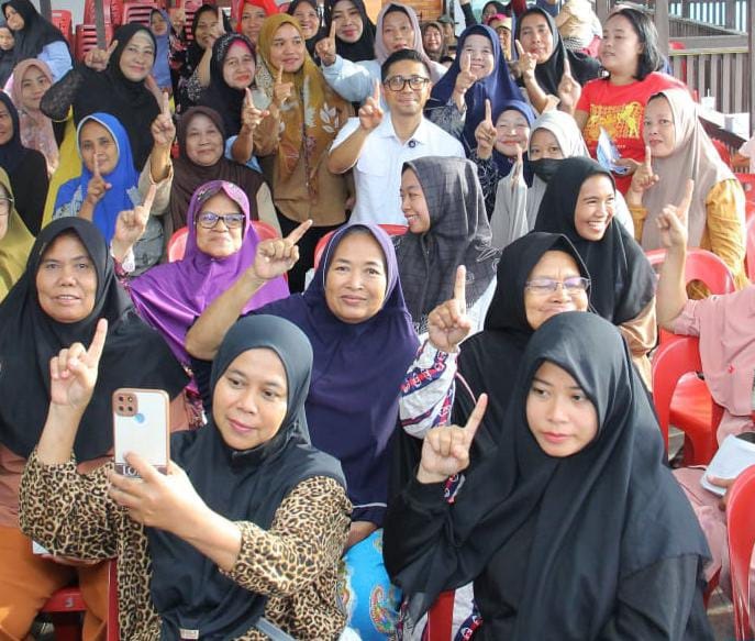 Cabup Deliserdang Paslon 'SANDI', Sofyan Nasution diabadikan usai silaturahmi dengan warga di Desa Sukamakmur, Kecamatan Delitua, Selasa (15/10/2024). Waspada/Ist