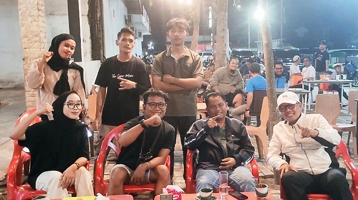 Manajemen Garagi Cafe foto bersama Calon Bupati Sergai Darma Wijaya didampingi Ketua KONI Sergai Usman Effendi Sitorus usai nobar Timnas Indonesia lawan China, Rabu (15/10) di Garagi Cafe di Desa Firdaus Kec Seirampah. (Waspada/Edi Saputra)