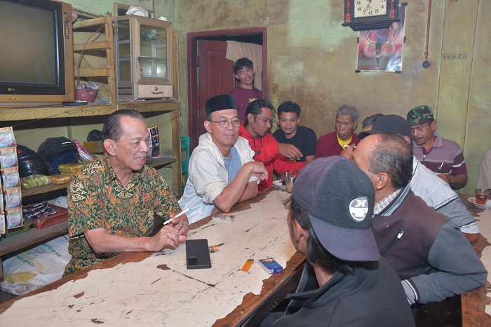 Cabup Tapsel No.1 Gus Irawan Pasaribu dan mantan Bupati Tapsel Syahrul M. Pasaribu MANGOPI bersama warga Desa Pargarutan Dolok. (Waspada/Sukri Falah Harahap)