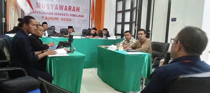 Dr Amrijal J Prang, SH, LLM ketika memberikan keterangan sebagai saksi ahli pada sidang musyawarah penyelesaian sengketa Pilkada Bupati-Wakil Bupati Aceh Tamiang 2024, Selasa (1/10) malam. Waspada/Muhammad Hanafiah