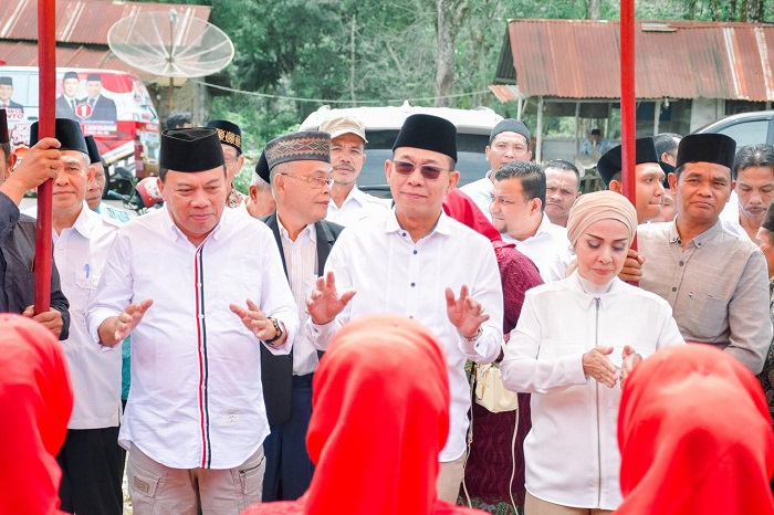 Gus Irawan dan Jafar Syahbuddin bersama istri hadiri pengukuhan Tim Kampanye dan Pemenangan Paslon No.1 BAGUSI Tapsel di Kecamatan Angkola Timur. (Waspada/Ist)