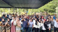 Calon Bupati Syah Afandin foto bersama masyarakat di Taman Wisata Andak Aniel di Desa Pantai Gemi, Stabat. Waspada/Ist