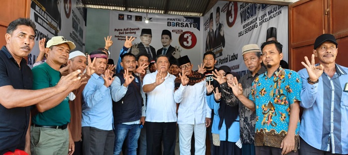 Calon Bupati Deliserdang HM Ali Yusuf Siregar saat peresmian posko pemenangan di Pantai Labu. (Waspada/ist).