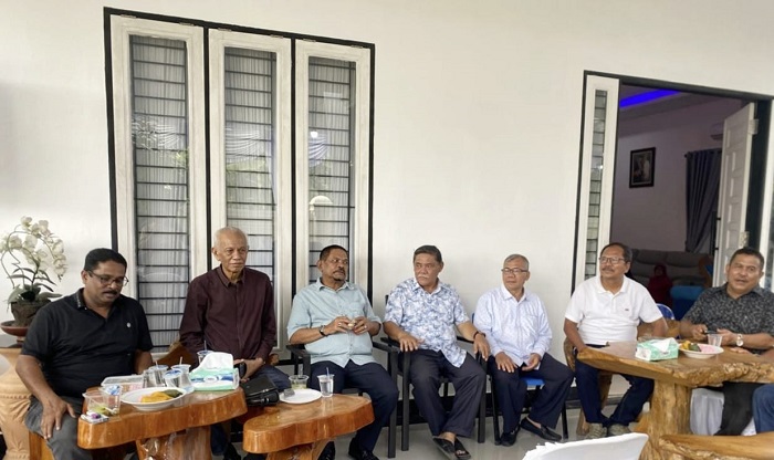 Calon Bupati Deliserdang HM Ali Yusuf Siregar saat berbincang dengan Mantan Wali Kota Medan H. Rahudman Harahap dan lainnya. (Waspada/Edward Limbong).