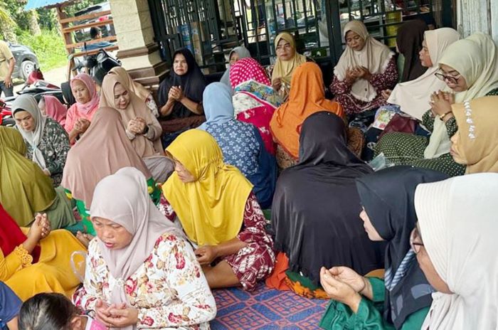 Calon Wakil Bupati Langkat Tiorita Br Surbakti bersama kaum ibu pengajian Desa Beruam, Kuala, Langkat, Jumat (18/10). Waspada/Ist