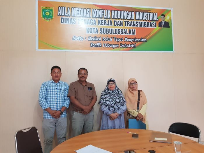 Mill Manager PT SSP, Alex Purba (dua kiri) foto bersama dengan Kabid HI dan Jamsostek Disnakertrans Kota Subulussalam usai pertemuan. Waspada/Khairul Boangmanalu)