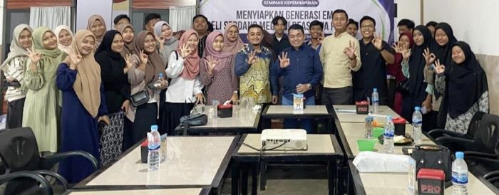 Ketua Tim Pemenangan Yusuf-Bayu Dr Misnan Aljawi berfoto bersama mahasiswa asal Deliserdang. (Waspada/Edward Limbong)