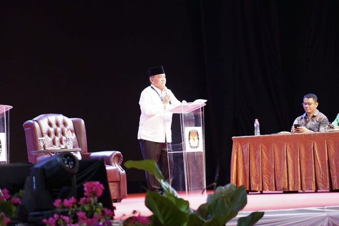 Calon Bupati Deliserdang HM Ali Yusuf Siregar menyampaikan visi-misi dalam debat perdana. (Waspada/Edward Limbong)