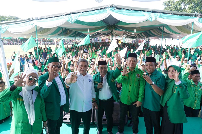 Calon Bupati Deliserdang HM Ali Yusuf Siregar, Ketua Tim Pemenangan Yusuf-Bayu Misan Aljawi berfoto bersama ribuan kader PPP. (Waspada/Edward Limbong).