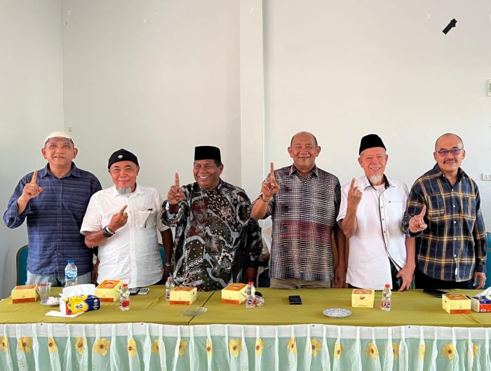 Tokoh masyarakat Kabupaten Langkat Sempurna Tarigan (2 dari kanan) mendukung dan siap memenangkan pasangan calon Bupati dan Wakil Bupati Langkat Syah Afandin-Tiorita Br Surbakti (Satria) pada Pilkada 27 November 2024 mendatang. Waspada/Ist