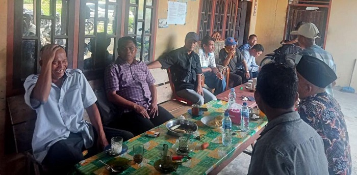 Calon Bupati Sergai H. Darma Wijaya akrab disapa Wiwik bercengkrama dengan warga di warung kopi Pak Sunar, Desa Seirejo, Kec. Seirampah, Sergai. Waspada/Darmawan