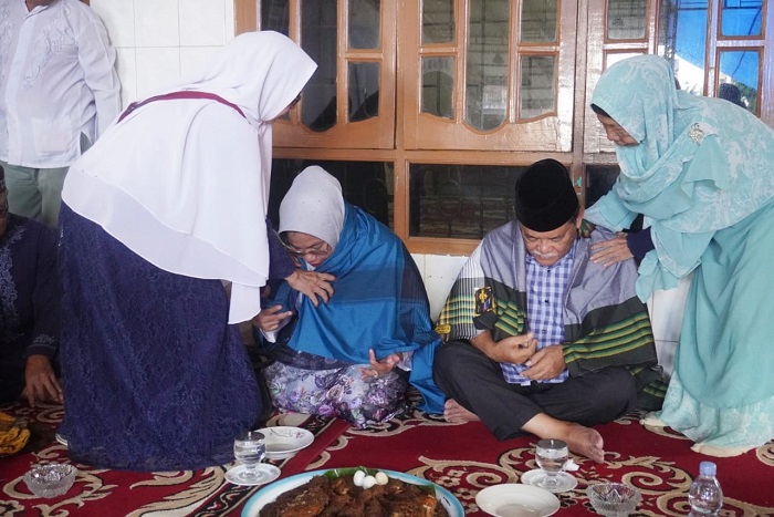 Calon Bupati Deliserdang HM Ali Yusuf Siregar bersama istri Hj Sri Pepeni saat diupa-upa. (Waspada/ist)