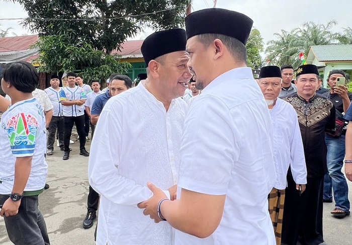 Calon Bupati Langkat Syah Afandin menyambut kedatangan Calon Gubsu Bobby Nasution di Pondok Pesantren Ulumul Qur’an di Stabat, Jumat (25/10). Waspada/Ist