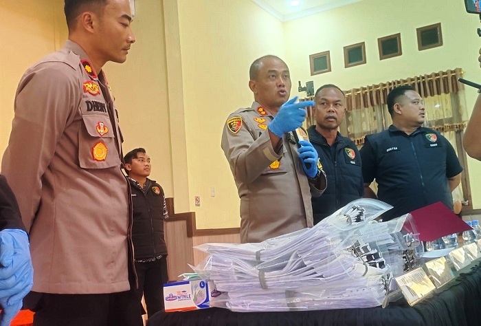 Kapolres Langsa, AKBP Andy Rahmansyah, SIK, SH didampingi Wakapolres Langsa, Kompol Dheny Firmandika, S.AB. SIK saat memberikan keterangan pers korupsi biaya belanja rutin tagihan listrik penerangan PJU dari dana APBK tahun 2019-2022 sebesar Rp16.995.064.793 pejabat Dinas Lingkungan Hidup dan Kebersihan (DLHK) Kota Langsa, Kamis (31/10). Waspada/dede