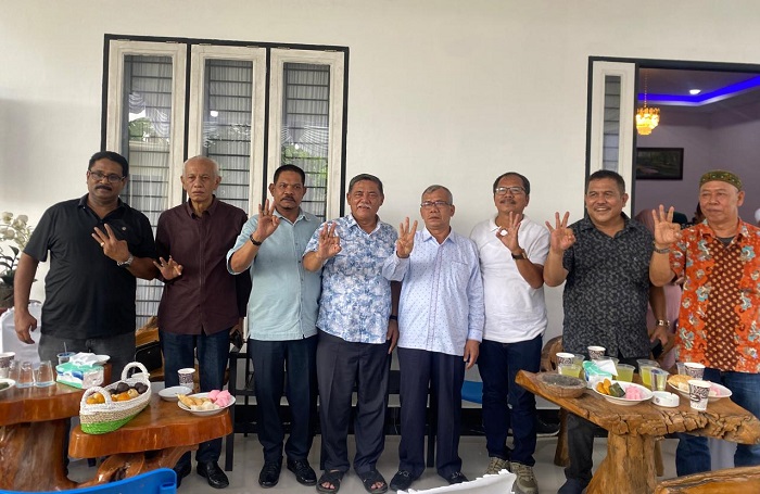 Calon Bupati Deliserdang HM Ali Yusuf Siregar, H. Rahudman Harahap, Ance Selian dan lainnya berfoto bersama dengan simbol angka 3 sebagai nomor Yusuf-Bayu. (Waspada/Edward Limbong