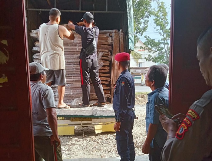 KIP Kota Langsa menerima sebanyak 502 logistik kotak suara yang diangkut menggunakan truk di gudang KIP setempat, Jumat (4/10). Waspada/dede