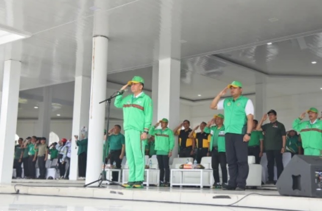 Pj Gubsu Pimpin Pengibaran Bendera Kontingen PON XXI Sumut