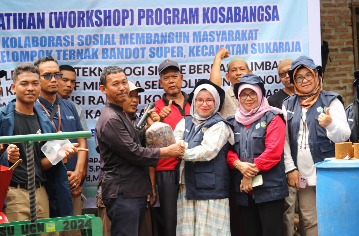 Dosen UGN Padangsidimpuan, Dr. Angelia Utari Harahap, S.Pt, M.P (kanan) bersama  Zakiyah Nasution, S.Pt, M.Si,  dan Novita Aswan, S.Pd, M.Si menyerahkan bantuan alat chopper dan bahan ransum serta mikroba kepada peternak di Kabupaten Batubara.Waspada/ist.