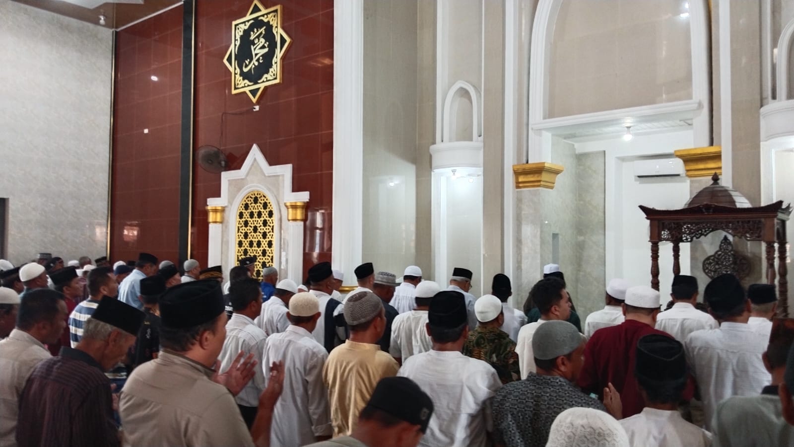 Salim Fakhry - Heri Al Hilal Cabup Dan Cawabup Agara Sholat Jumat Bersama Masyarakat Di Masjid Al Azhar