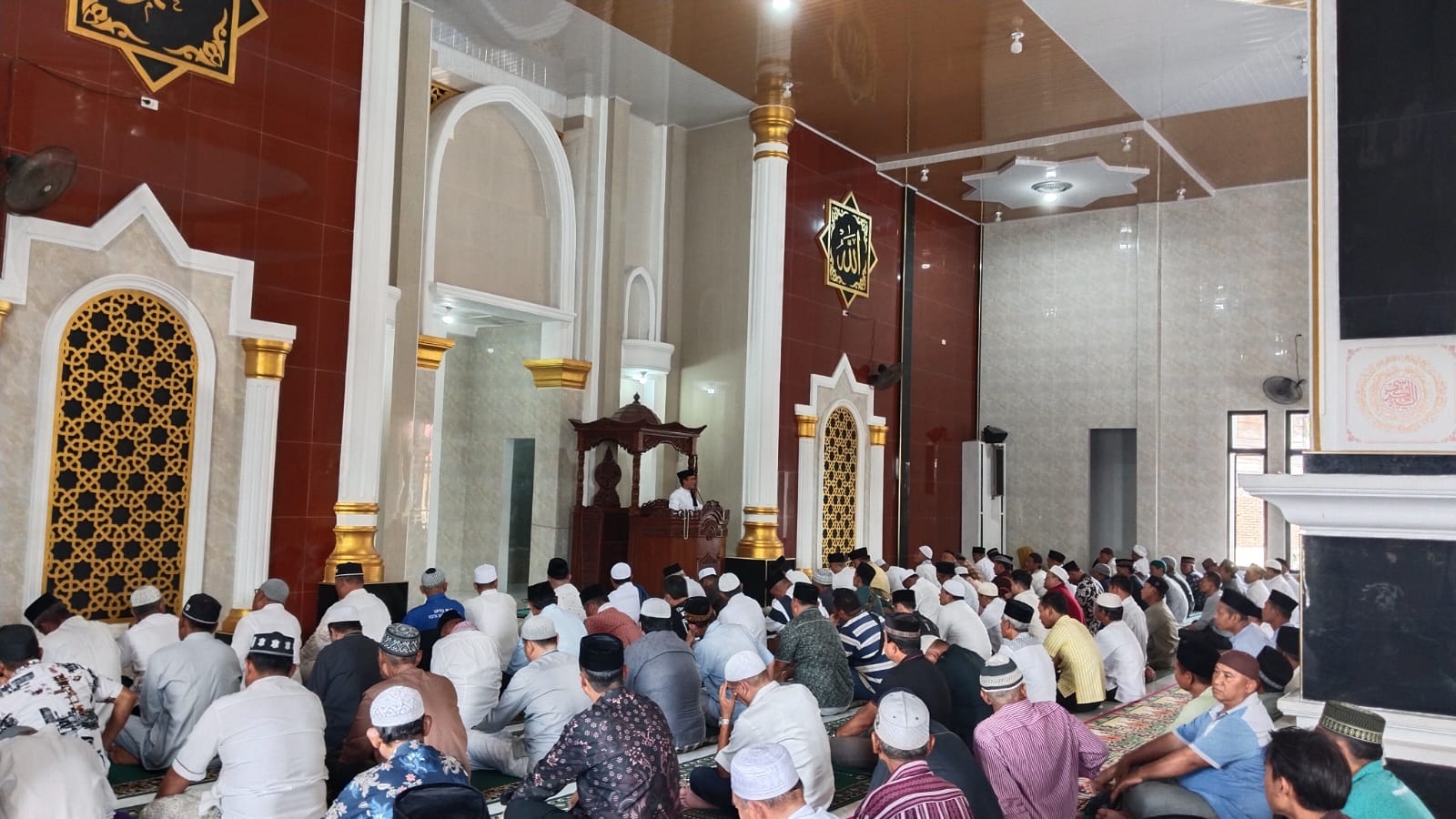 Salim Fakhry - Heri Al Hilal Cabup Dan Cawabup Agara Sholat Jumat Bersama Masyarakat Di Masjid Al Azhar