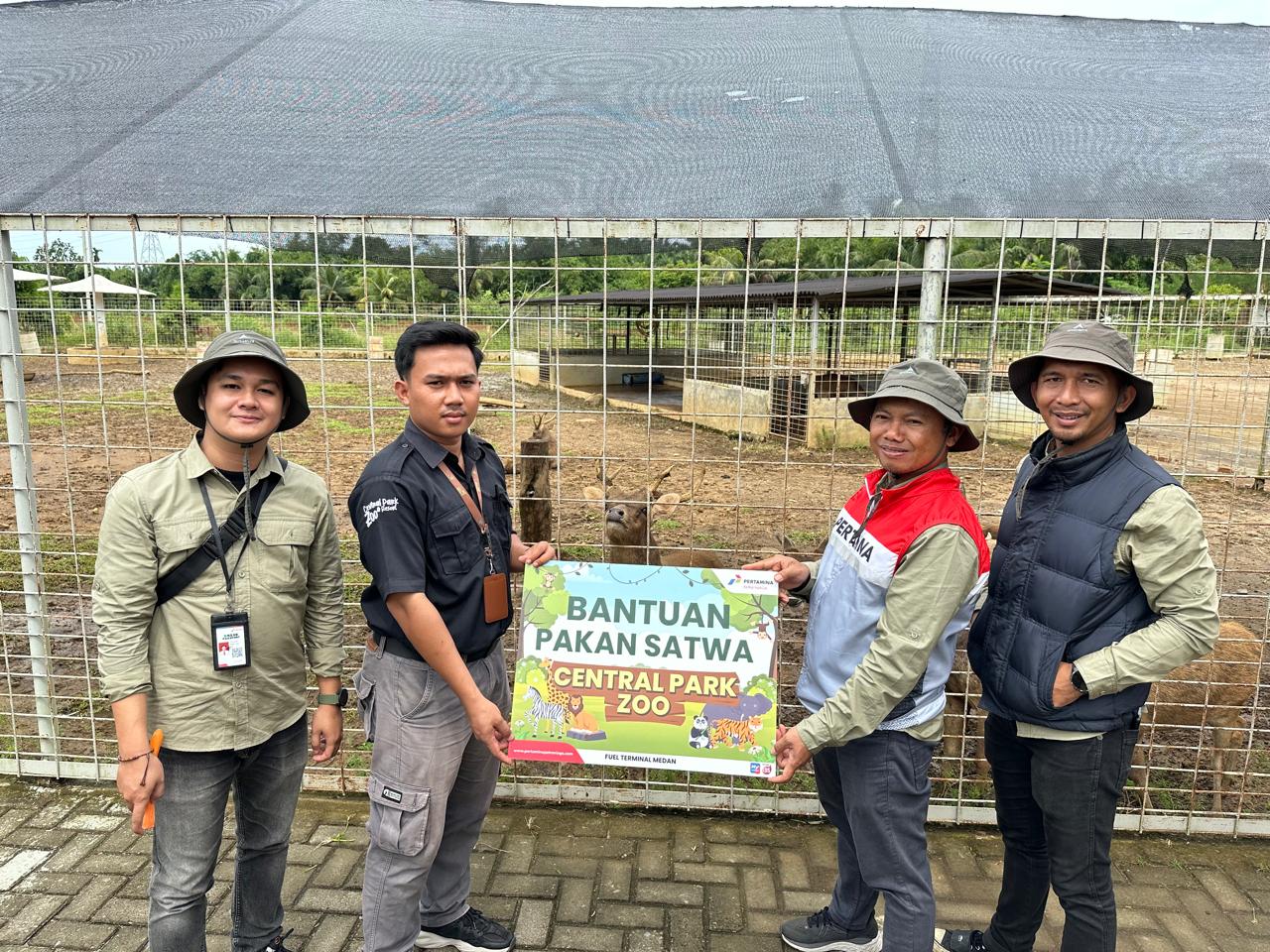 Pertamina Patra Niaga Salurkan Bantuan Pakan Satwa untuk Central Park Zoo dan Medan Zoo