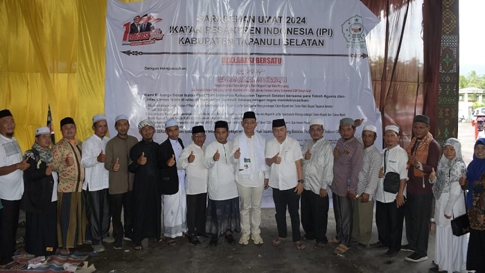 Pimpinan pesantren, guru madrasah, tokoh agama dan lintas Ormas Islam, deklarasi dukungan kepada Gus Irawan dan Jafar Syahbuddin di Pilkada Tapsel. (Waspada/Ist)