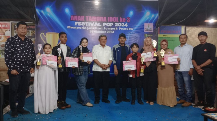 Paslon Yusuf-Bayu, Seketaris Pemenangan Imran Obos berfoto bersama pemenang Pop Idol. (Waspada/ist).