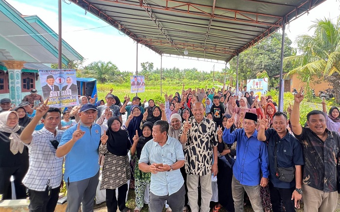 Calon Bupati Langkat Syah Afandin bersama warga Stabat, Jumat (8/11). Waspada/Ist