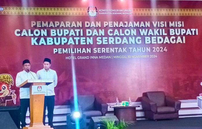 Calon Bupati dan Wakil Bupati Sergai periode 2024-2029 nomor urut 1, Darma Wijaya dan Adlin Tambunan saat menjawab pertanyaan moderator pada acara Penajaman Visi Misi Calon Bupati dan Wakil Bupati Sergai Pemilihan Serentak 2024 yang digelar KPU Sergai di Hotel Grand Inna Medan, Minggu (10/11) sore kemarin. (Waspada/Edi Saputra)