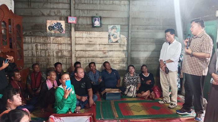 Saat Cabup Agara HM Salim Fakhry, SE, MM didampingi istri Hj Nurjanah Pasaribu dan tim pemenangan melayat ke rumah duka Iwan Marito Sitorus yang meninggal akibat sakit yang dideritanya, Selasa (12/11). Waspada/Seh Muhammad Amin