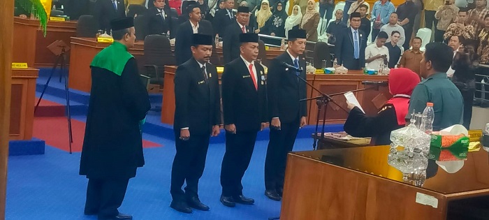 Pimpinan DPRK Aceh Tamiang saat dilantik dan disumpah pada prosesi pelantikan yang berlangsung Selasa (12/11) di ruang sidang utama DPRK setempat. (Waspada/Yusri)