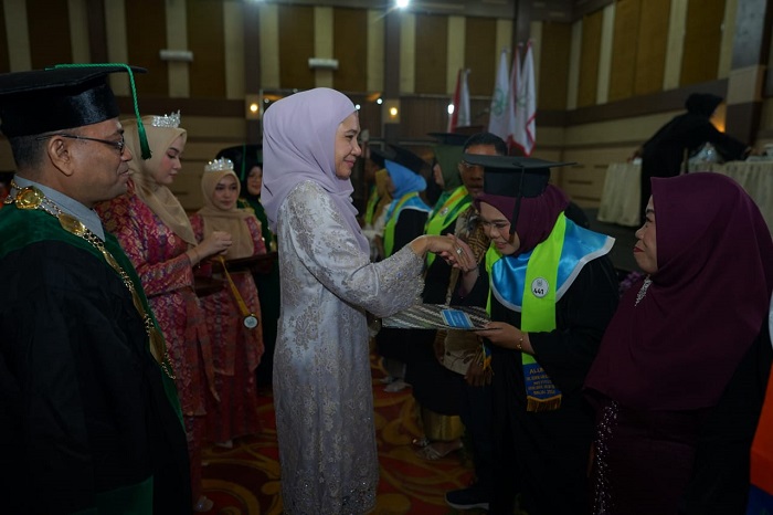 Yayasan Al-Ishlahiyah, Hj Putri Susi Meilani Daulay SE memberikan ucapan selamat kepada lulusan INSAN yang diwisuda. (Waspada/ist)