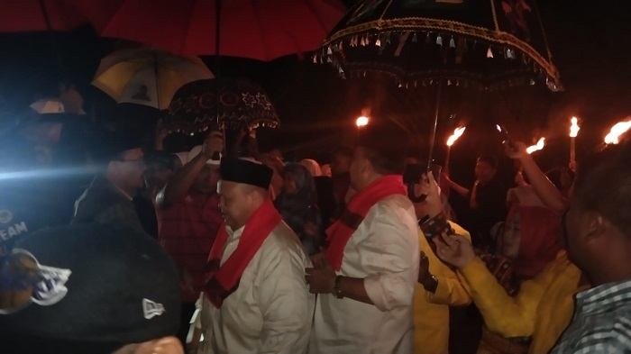 Kampanye terbuka di Jongar Raya Kecamatan Ketambe, Paslon SAH disambut antusias dengan arak-arakan obor seperti terlihat dalam gambar. Waspada/Seh Muhammad Amin