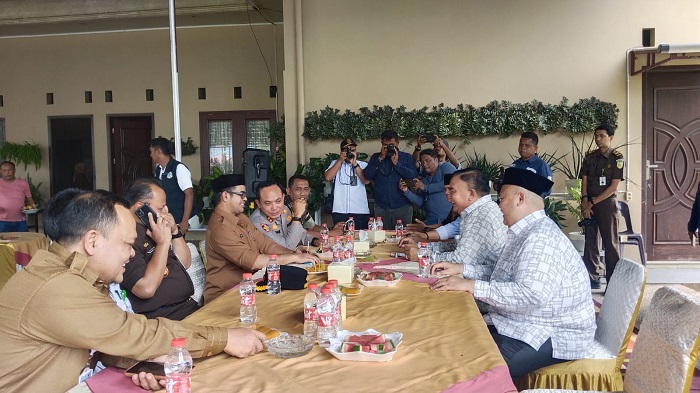 Pj Bupati Aceh Tenggara bersama Forkopimda mengunjungi Posko HM Salim Fakhry, SE, MM-dr Heri Al Hilal (SAH) Paslon nomor urut 1, dalam rangka menjalin silaturahmi serta berdiskusi agar terciptanya Pilkada damai. Waspada/Seh Muhammad Amin