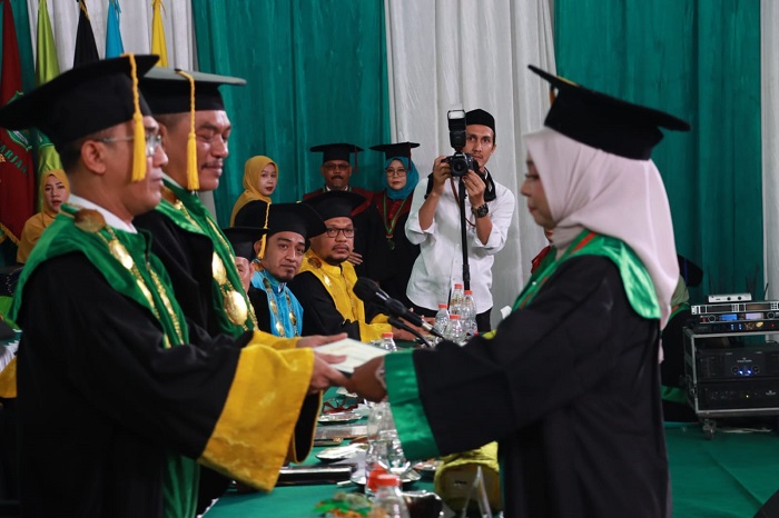 Rektor Institut Agama Islam Negeri (IAIN) Langsa, Prof. Dr. Ismail Fahmi Arrauf Nasution, MA saat mengukuhkan 563 lulusan terdiri dari 469 Sarjana Strata I dan 94 Magister Strata II pada Wisuda Tahap II Tahun 2024 di Aula Laboratorium Terpadu kampus setempat, Selasa (5/11). Waspada/dede