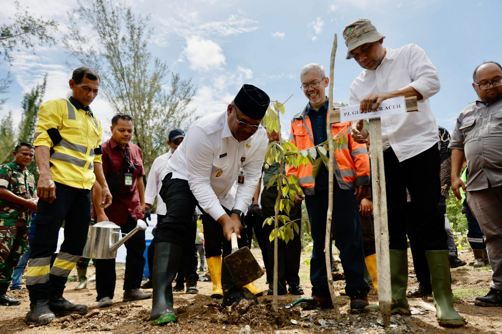 Dukung Pertambangan Berwawasan Lingkungan, Pj Gubenur Lepas Bibit Ikan Dan Tanam Pohon