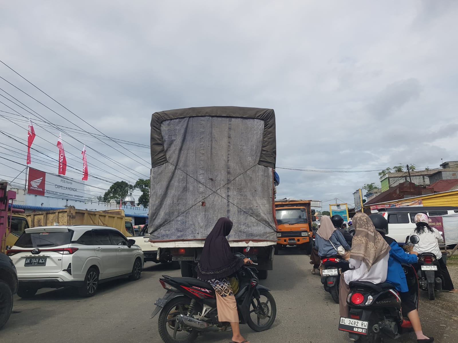 Kepadatan Dan Antrean Panjang Di SPBU Kasman