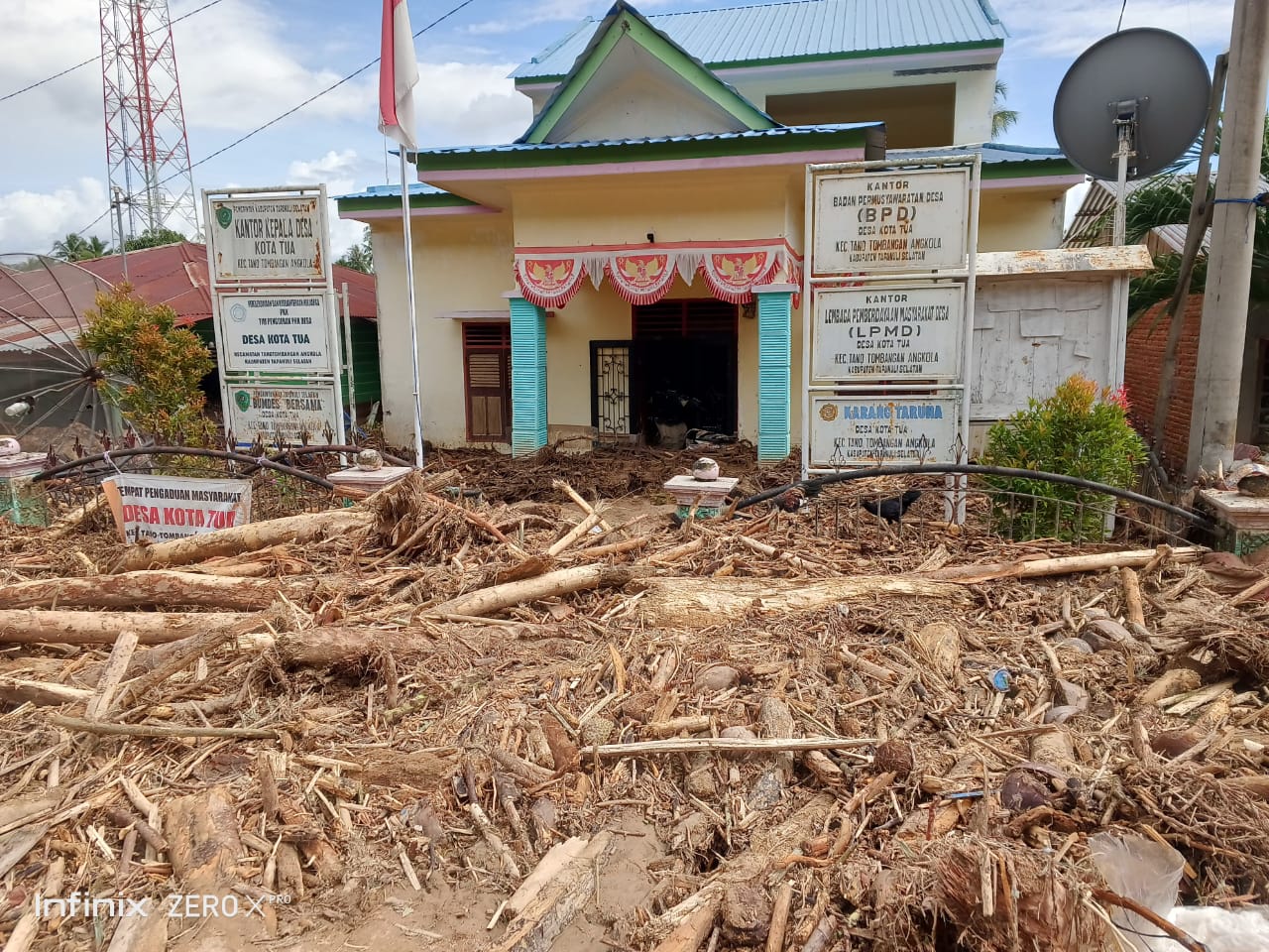 Banjir Bandang Tapsel, Ratusan Kubik Kayu Menumpuk Di Lokasi