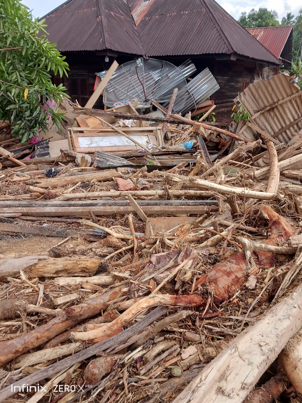 Banjir Bandang Tapsel, Ratusan Kubik Kayu Menumpuk Di Lokasi