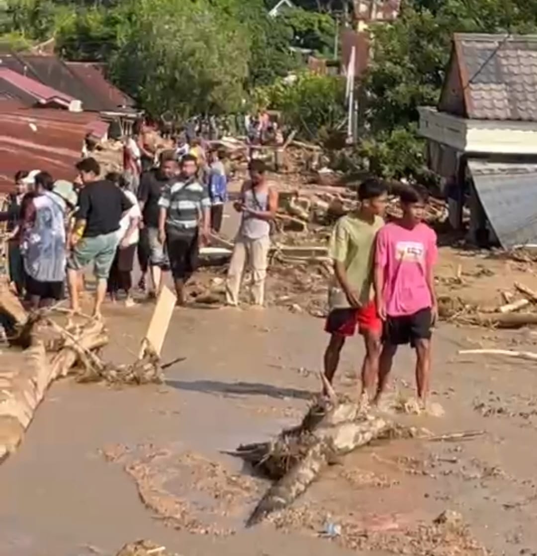 Banjir Bandang Tapsel, Ratusan Kubik Kayu Menumpuk Di Lokasi