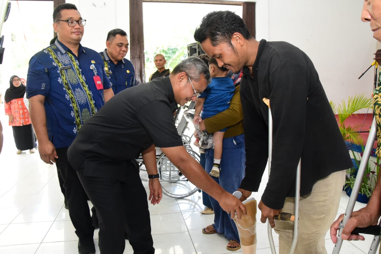 Pj.Bupati Deliserdang Serahkan Bantuan Sosial Pada HKSN