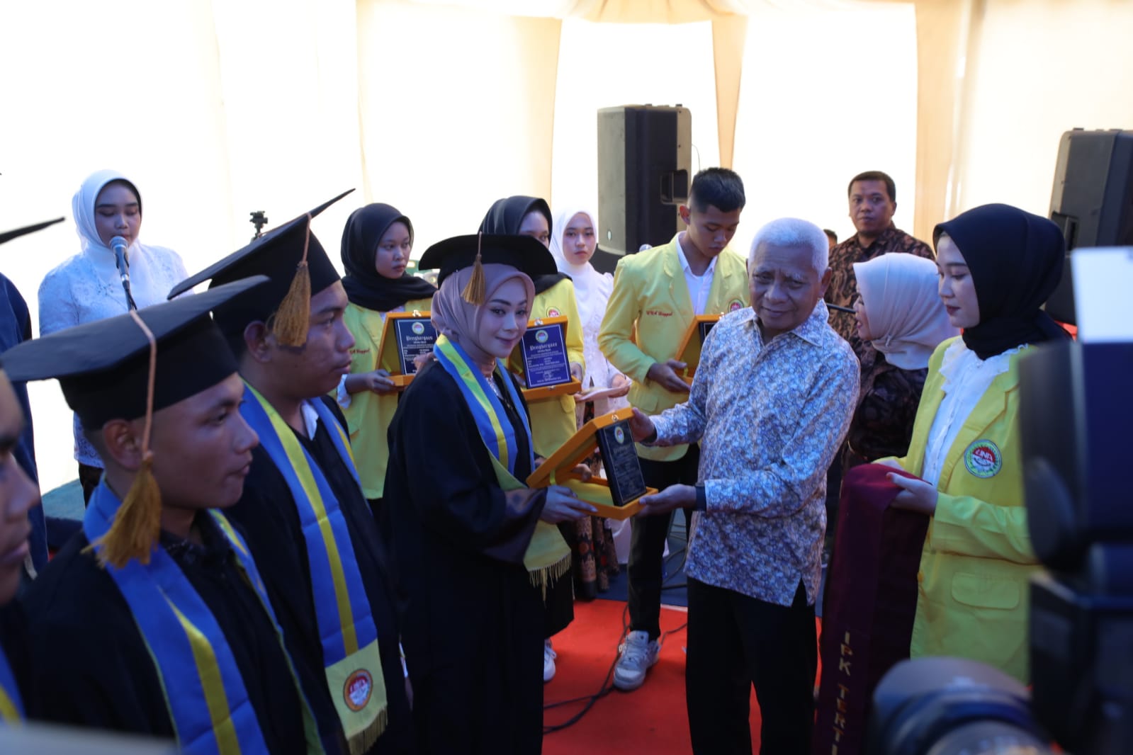 Revolusi industri 5.0 UNA Wisuda 564 Mahasiswa