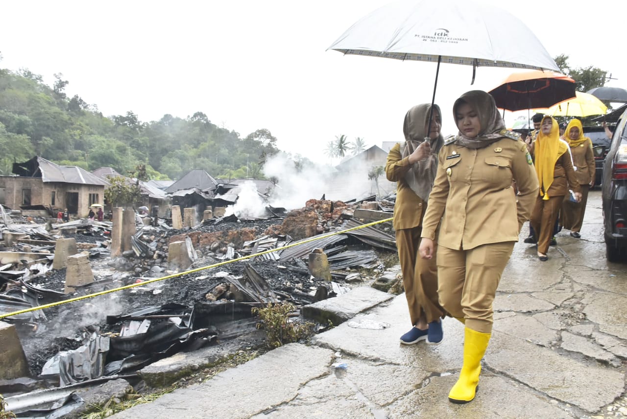 Peduli Korban Kebakaran, Wabup Atika Gercep Salurkan Bantuan