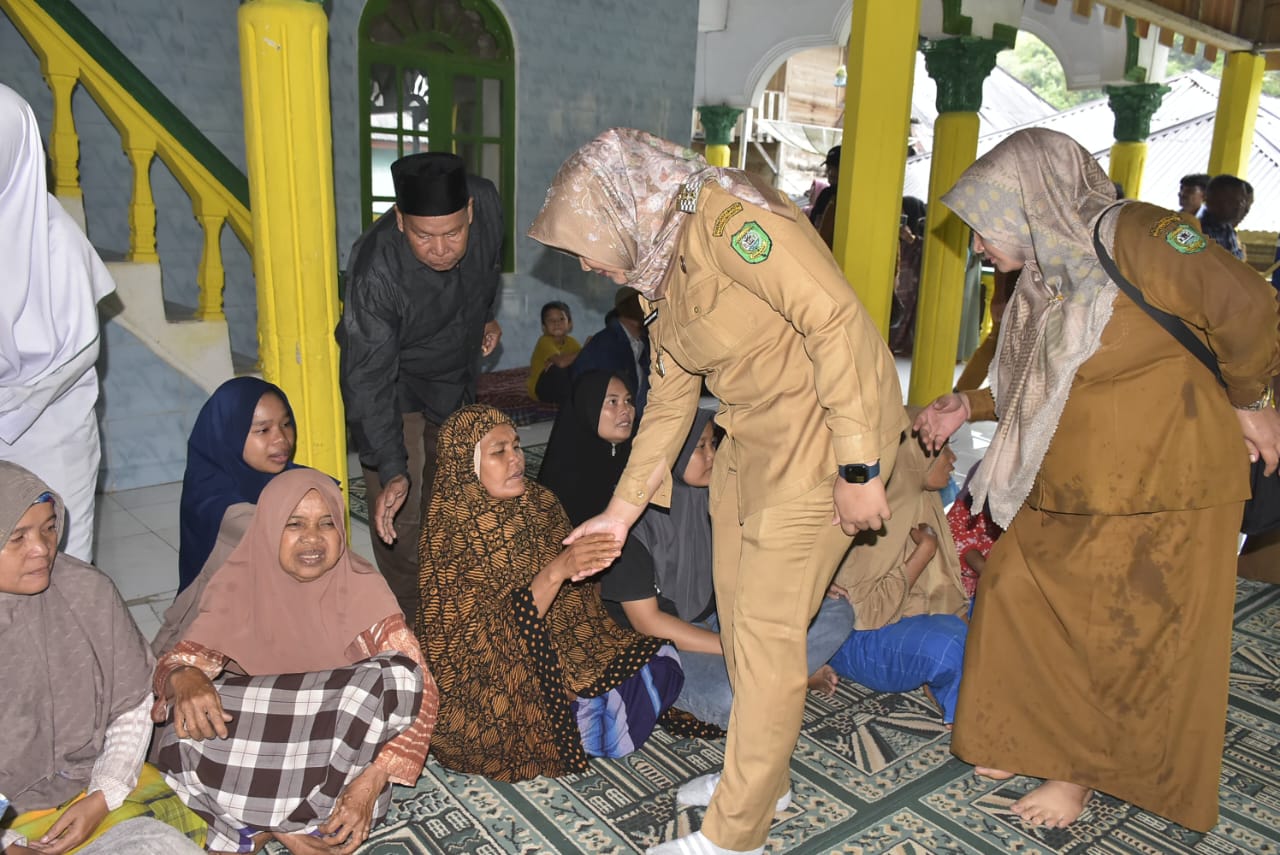 Peduli Korban Kebakaran, Wabup Atika Gercep Salurkan Bantuan