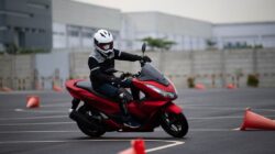 Helm Warna Cerah Buat Berkendara Lebih Aman